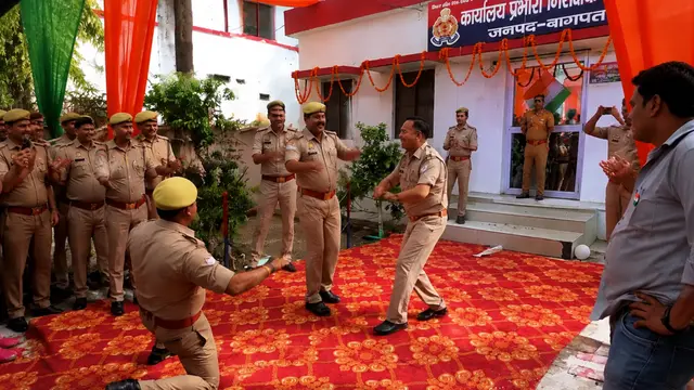 स्वतंत्रता दिवस के जश्न में डूबे पुलिसकर्मी, देशभक्ति गाने पर जमकर किया Dance