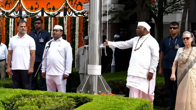 क्या कांग्रेस नेताओं ने किया राष्ट्रीय गीत का अपमान? पार्टी ने दी सफाई