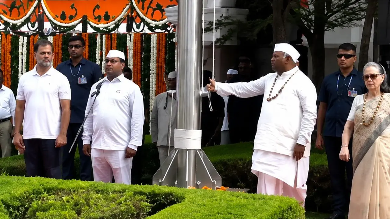 क्या कांग्रेस नेताओं ने किया राष्ट्रीय गीत का अपमान? पार्टी ने दी सफाई