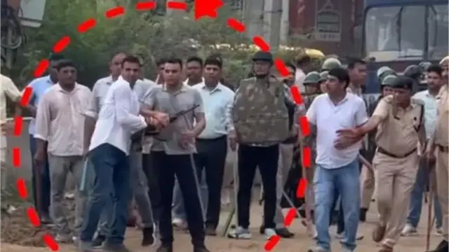 CIA इंचार्ज ने प्रदर्शनकारियों पर तान दी AK-47, रोकने के लिए भागे Officers