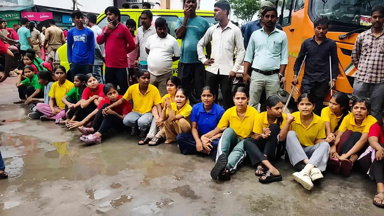 लखनऊ में Gen Alpha का प्रोटेस्ट, 'अच्छी पढ़ाई' के लिए पुलिस से भिड़ी छात्राएं