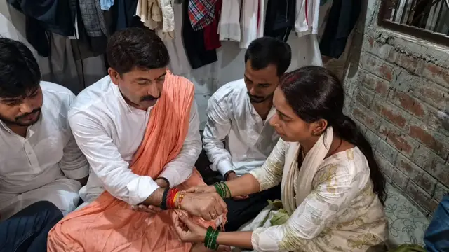 'मुझे नेग में न्याय चाहिए..', Manoj Tiwari को राखी बांध बोलीं भरत तिवारी की बहन
