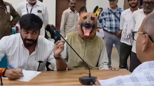 खंडवा में कुत्तों का आतंक, परेशान युवक कुत्ते के कॉस्ट्यूम में पहुंचा कलेक्ट्रेट