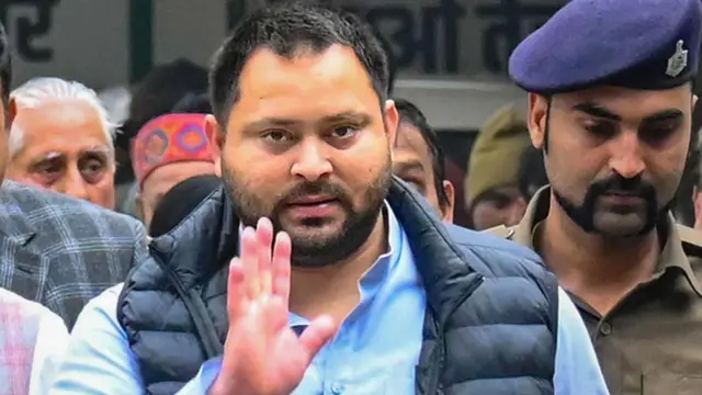 हिरासत में लिए गए Tejashwi Yadav, लोकभवन मार्च के दौरान पटना में जमकर बवाल
