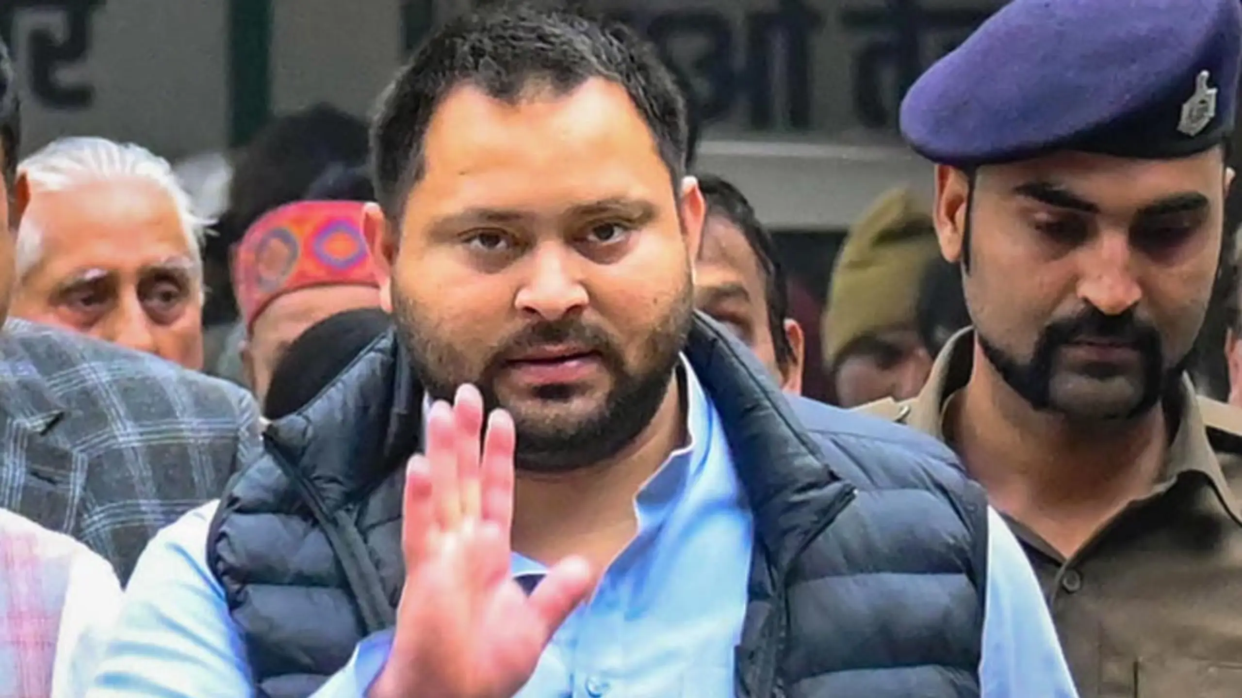 हिरासत में लिए गए Tejashwi Yadav, लोकभवन मार्च के दौरान पटना में जमकर बवाल