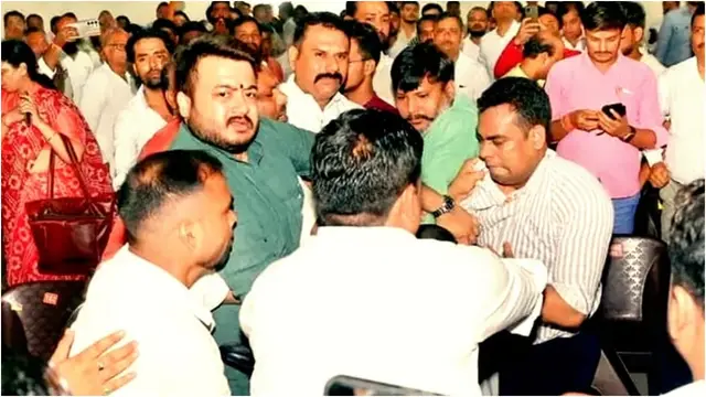 कानपुर में BJP कार्यकर्ताओं ने कुर्सी के लिए चलाए लात-घूंसे, जमकर हुआ हंगामा
