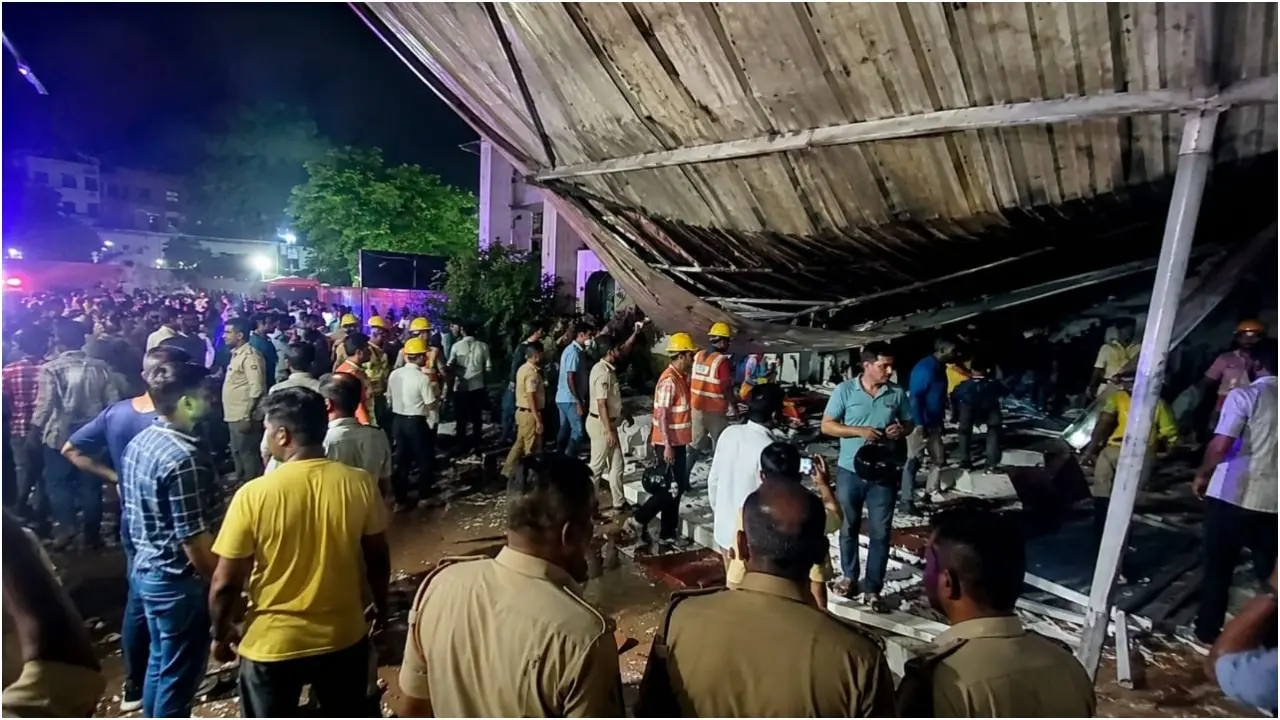 वृंदावन के ओमैक्स मॉल में शटरिंग गिरने से 3 की मौत, मौके पर मची अफरा-तफरी