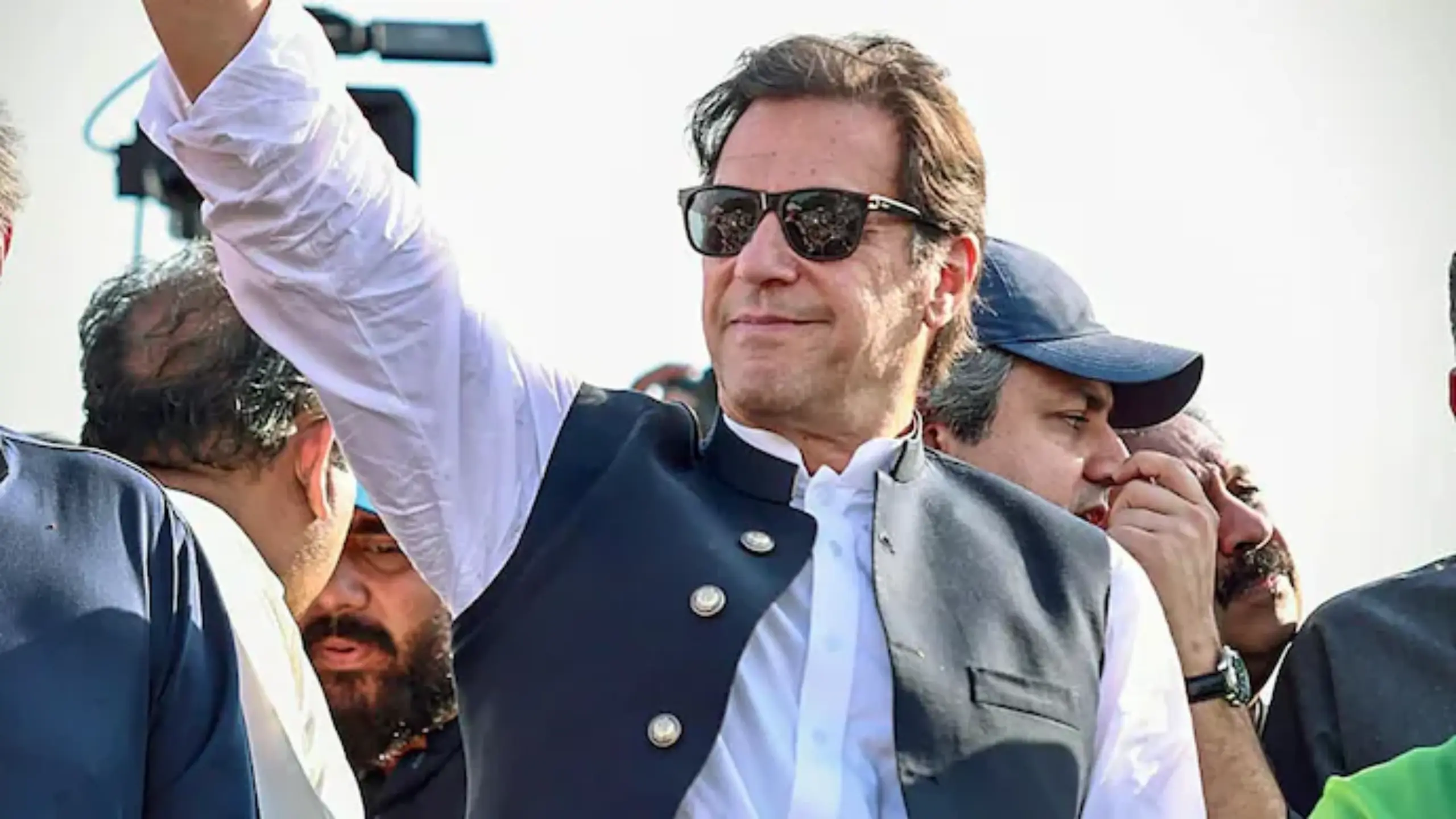मेडिकल जांच के बाद वापस जेल भेजे गए Imran Khan, पत्नी और बहन से की मुलाकात