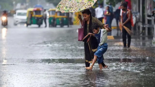 दिल्ली में हुई झमाझम बारिश, UP के कई जिलों में Yellow Alert जारी