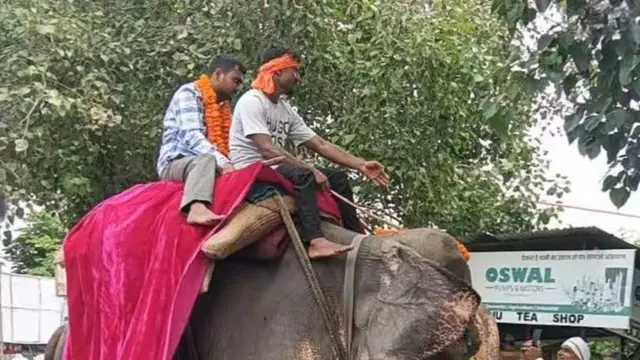 बेटा बना Officer तो खुशी से झूमे पिता, हाथी पर बैठाकर किया शाही स्वागत