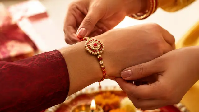 Raksha Bandhan 2026: राखी बांधने का शुभ मुहूर्त क्या है? जानें सही समय