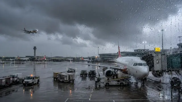 खराब मौसम की वजह से Delhi Airport पर बढ़ी मुश्किलें, 14 फ्लाइट्स डाइवर्ट