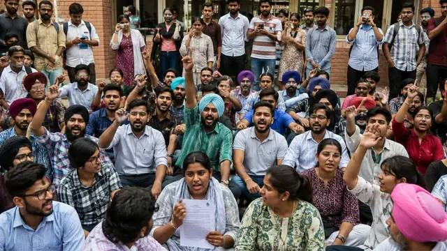 Punjabi University में फीस बढ़ने को लेकर हंगामा, VC ऑफिस के बाहर छात्रों का धरना