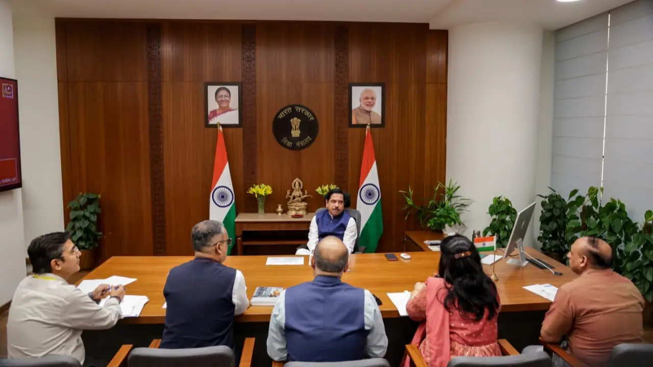 एजुकेशन मिनिस्टर ने की रिव्यू मीटिंग, CBSE, OSM और थ्री-लैंग्वेज पॉलिसी पर चर्चा