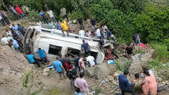 Himachal Pradesh के ऊना में श्रद्धालुओं से भरी गाड़ी खाई में गिरी, 50 लोग घायल
