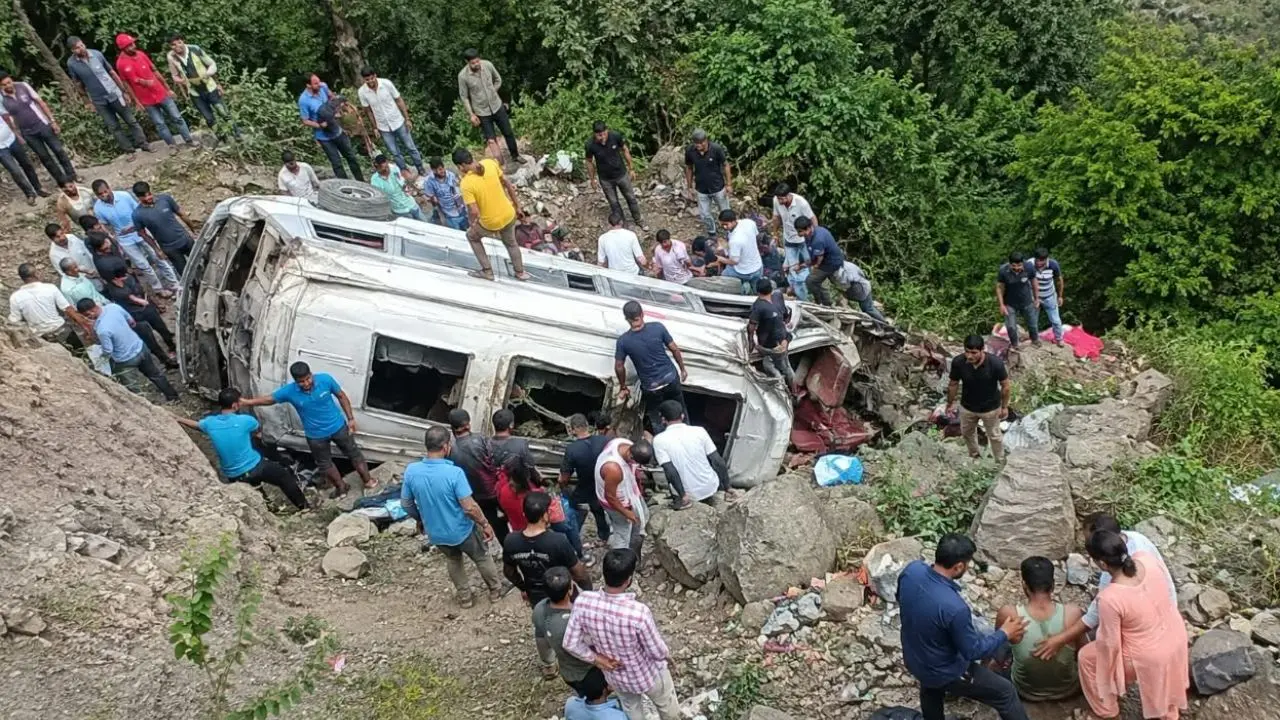 Himachal Pradesh के ऊना में श्रद्धालुओं से भरी गाड़ी खाई में गिरी, 50 लोग घायल
