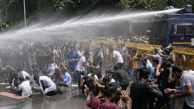 CM आवास का घेराव करने पहुंचे स्टूडेंट्स, पुलिस ने किया वाटर कैनन का इस्तेमाल