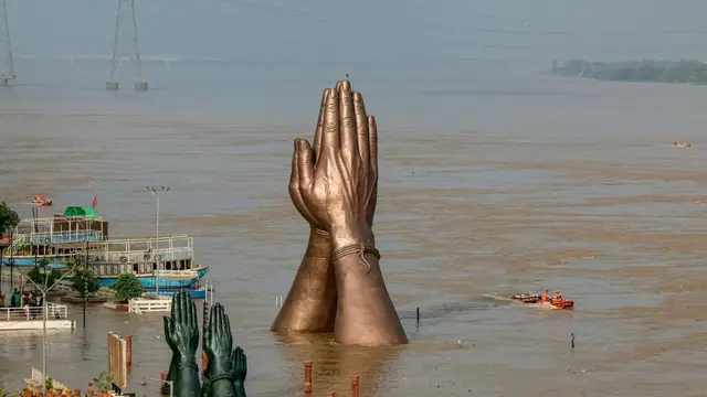 बारिश के कारण काशी में 84 घाट डूबे, 5 हजार दुकानें बंद