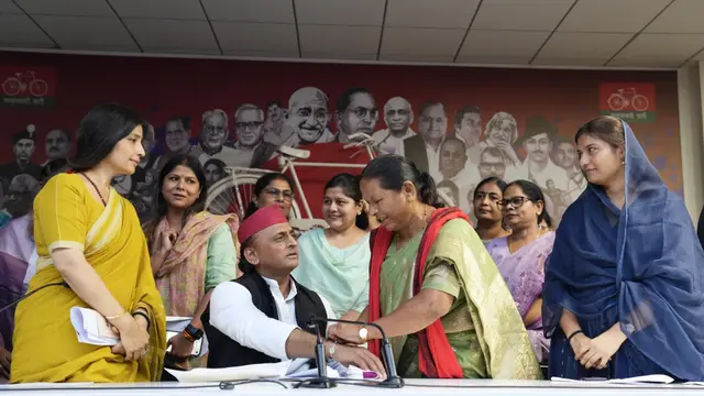 UP चुनाव से पहले Akhilesh Yadav का महिला कार्ड, हर साल 40 हजार देने का वादा