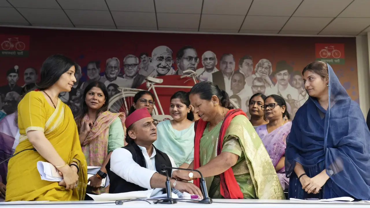 UP चुनाव से पहले Akhilesh Yadav का महिला कार्ड, हर साल 40 हजार देने का वादा