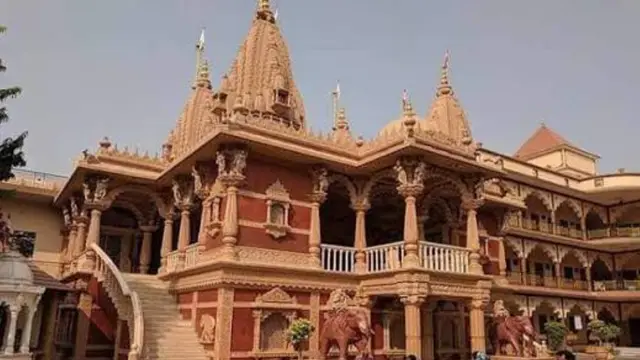प्रयागराज में बड़ा हादसा, स्वामीनारायण मंदिर का हिस्सा गिरकर गड्ढे में धंसा