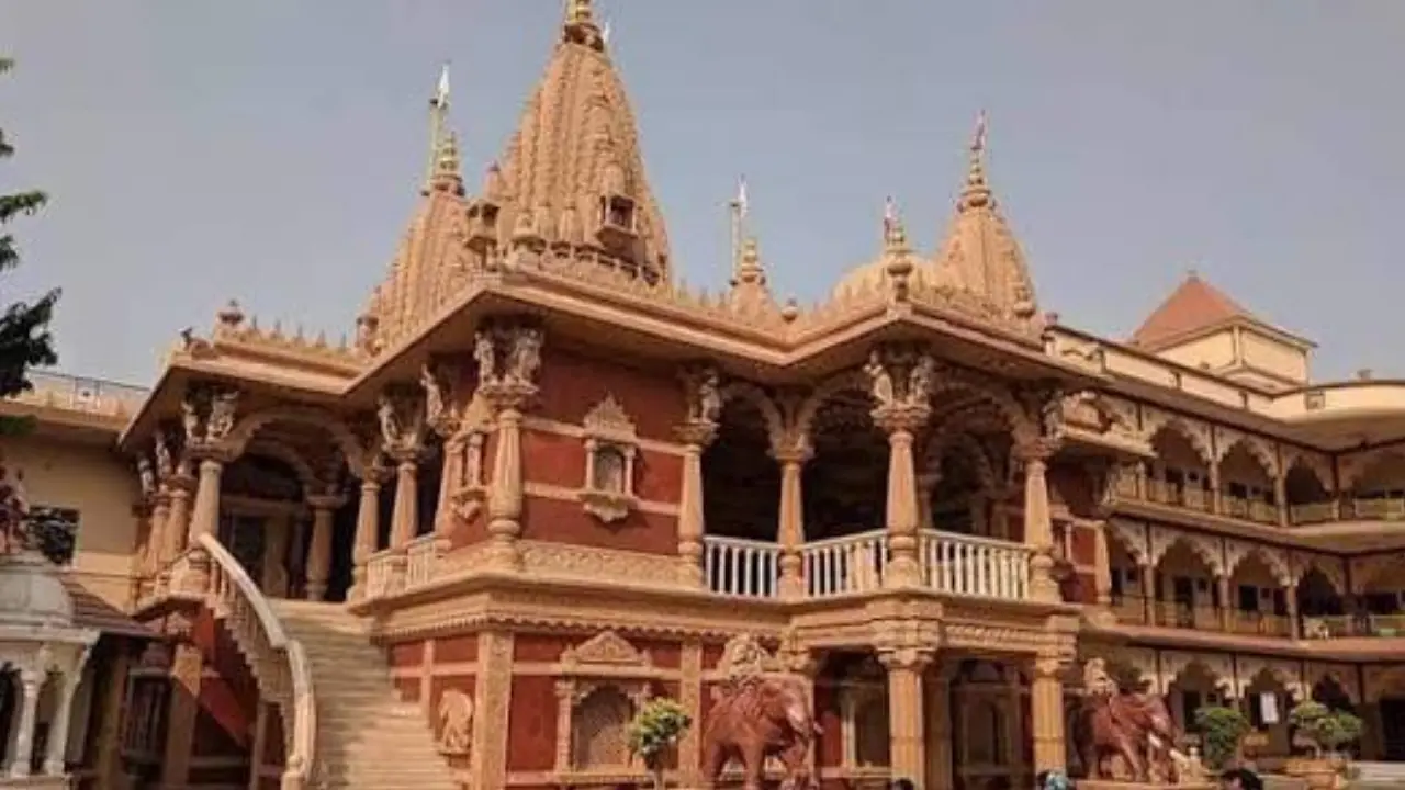 प्रयागराज में बड़ा हादसा, स्वामीनारायण मंदिर का हिस्सा गिरकर गड्ढे में धंसा