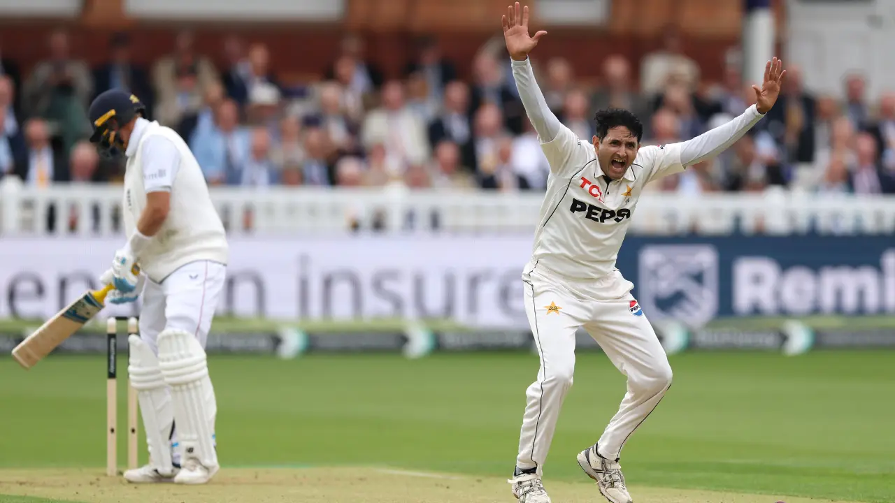 208 रनों पर सिमटी England की दूसरी पारी, Pakistan के सामने 389 रनों का लक्ष्य