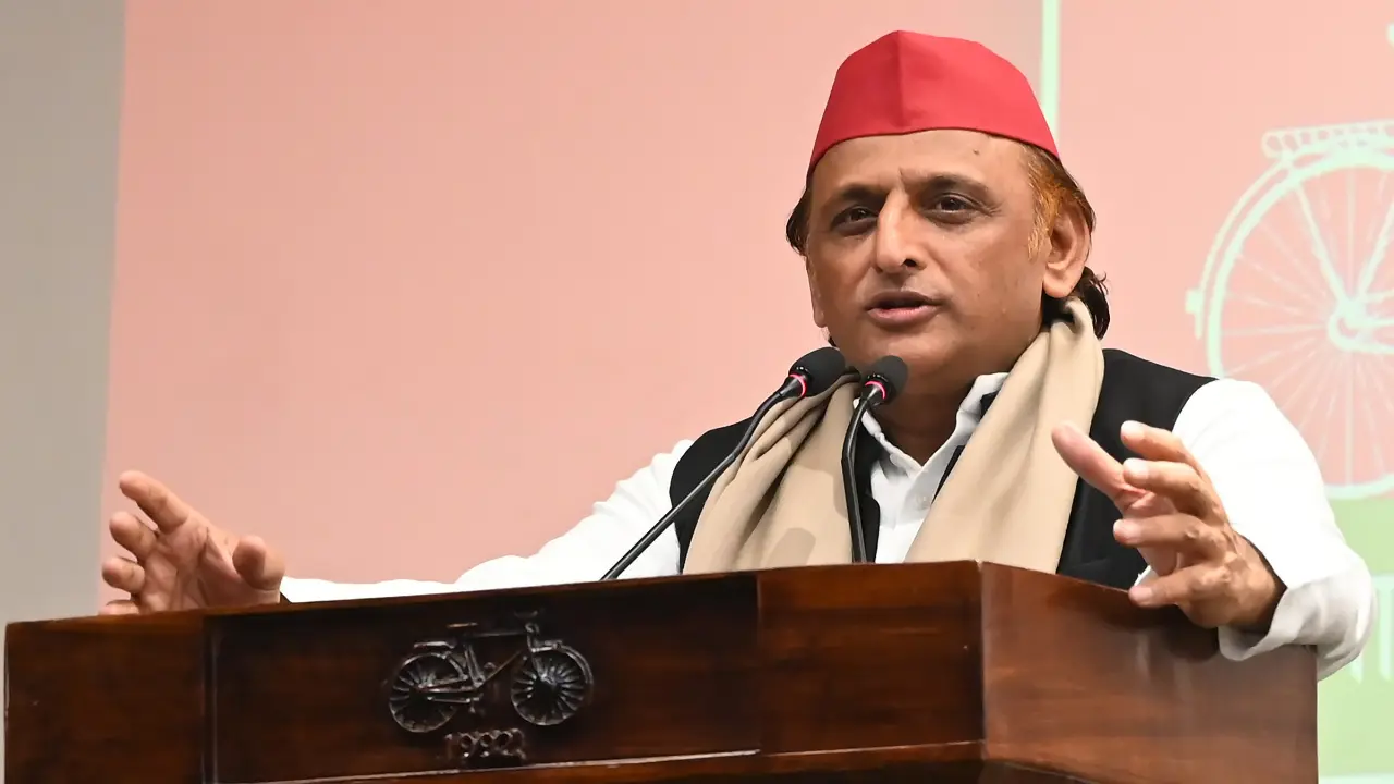 Akhilesh Yadav का दावा, SP सरकार बनते ही खुलेंगे बंद हुए 26 हजार स्कूल