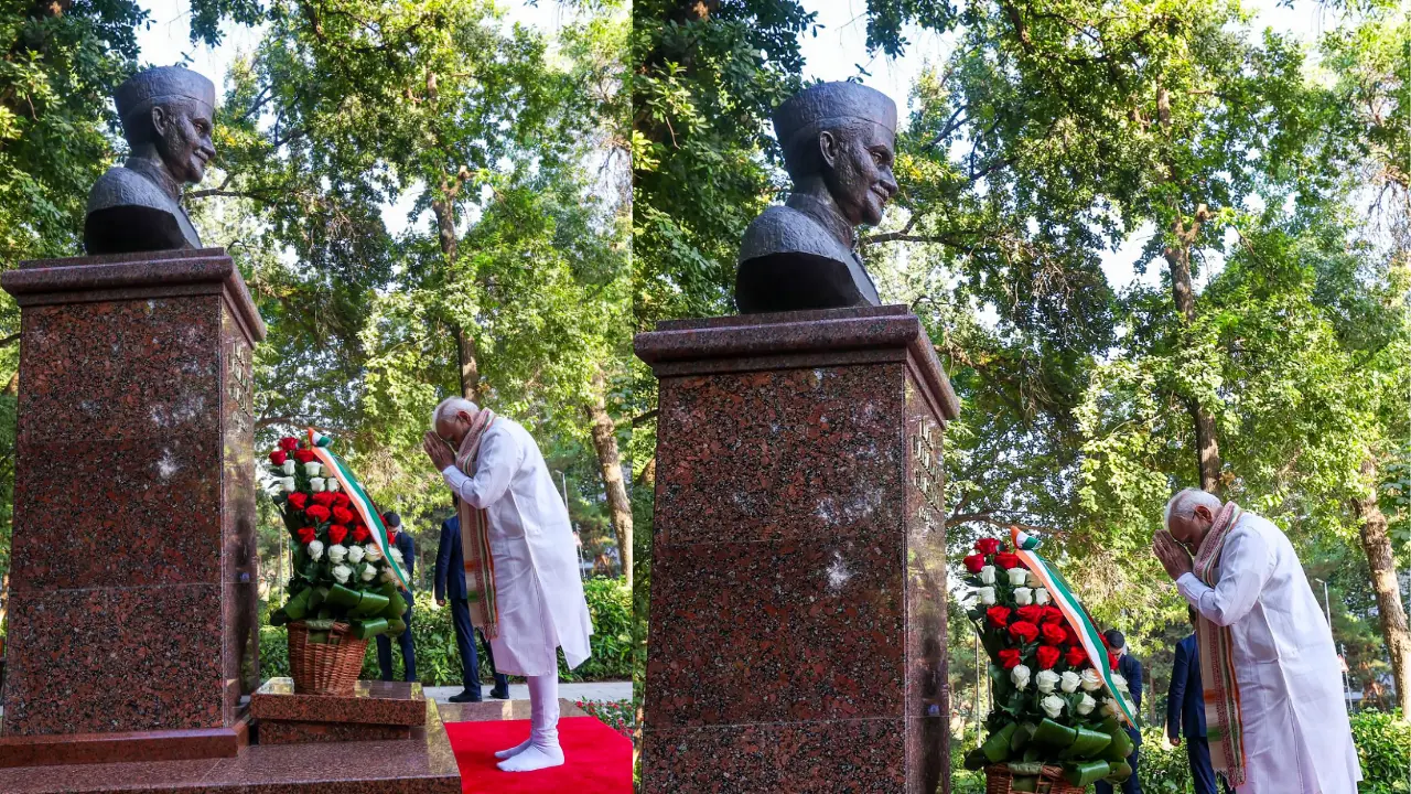 ताशकंद में Lal Bahadur Shastri की प्रतिमा पर PM मोदी ने अर्पित किए फूल