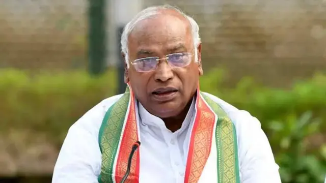Mallikarjun Kharge के मंच के शुद्धिकरण पर बवाल, अब SP ने BJP को घेरा