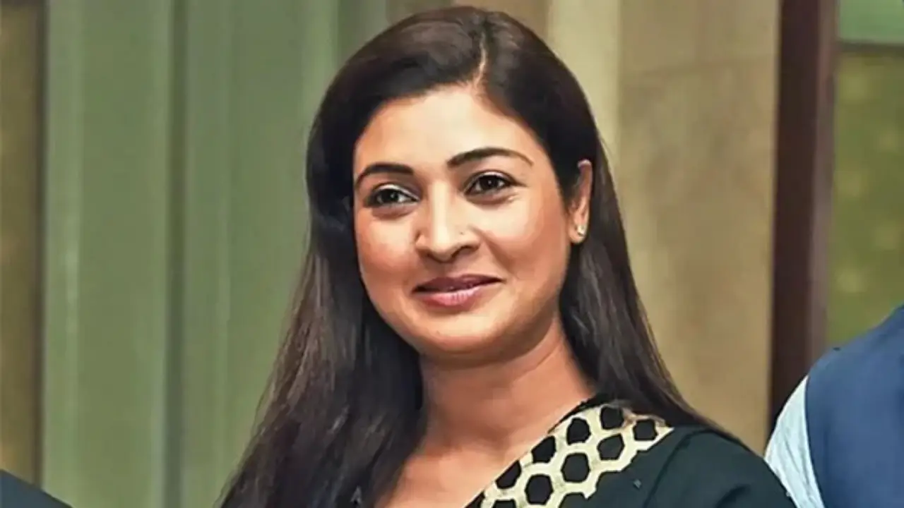 दिल्ली में Congress Leader Alka Lamba के पिता के घर लाखों की चोरी