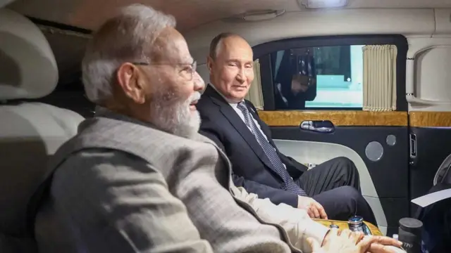 एक ही कार से यात्रा करते दिखे PM Modi और President Putin