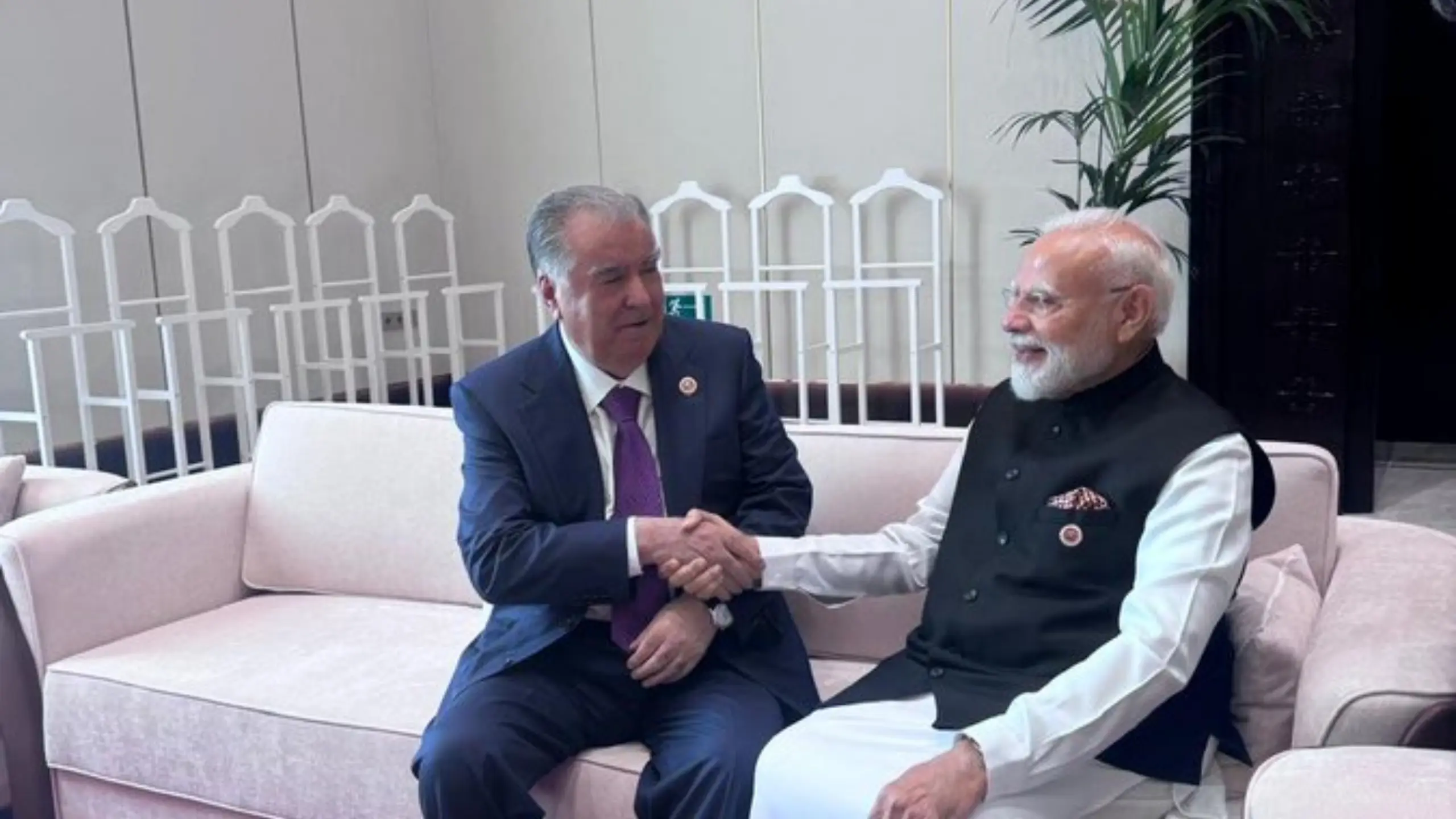 SCO समिट के बीच Tajikistan के राष्ट्रपति से मिले PM MODI