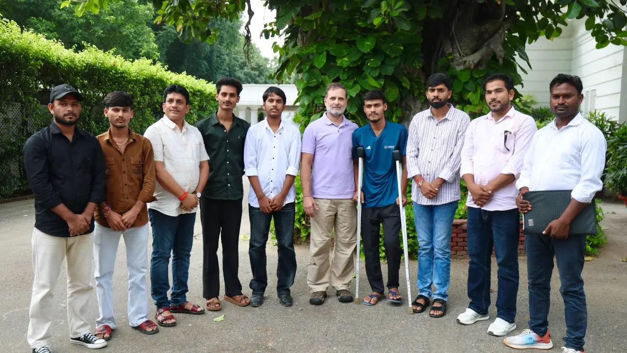 Bihar Student Movement के घायल छात्रों से मिले Rahul Gandhi, दिया समर्थन