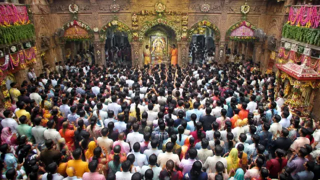 Janmashtami पर Banke Bihari Mandir में उमड़ी श्रद्धालुओं की भीड़