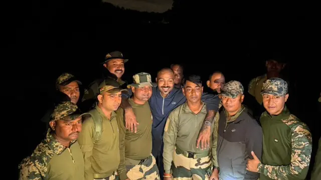 BSF जवानों के बीच पहुंचे Hardik Pandya, फोटो VIRAL