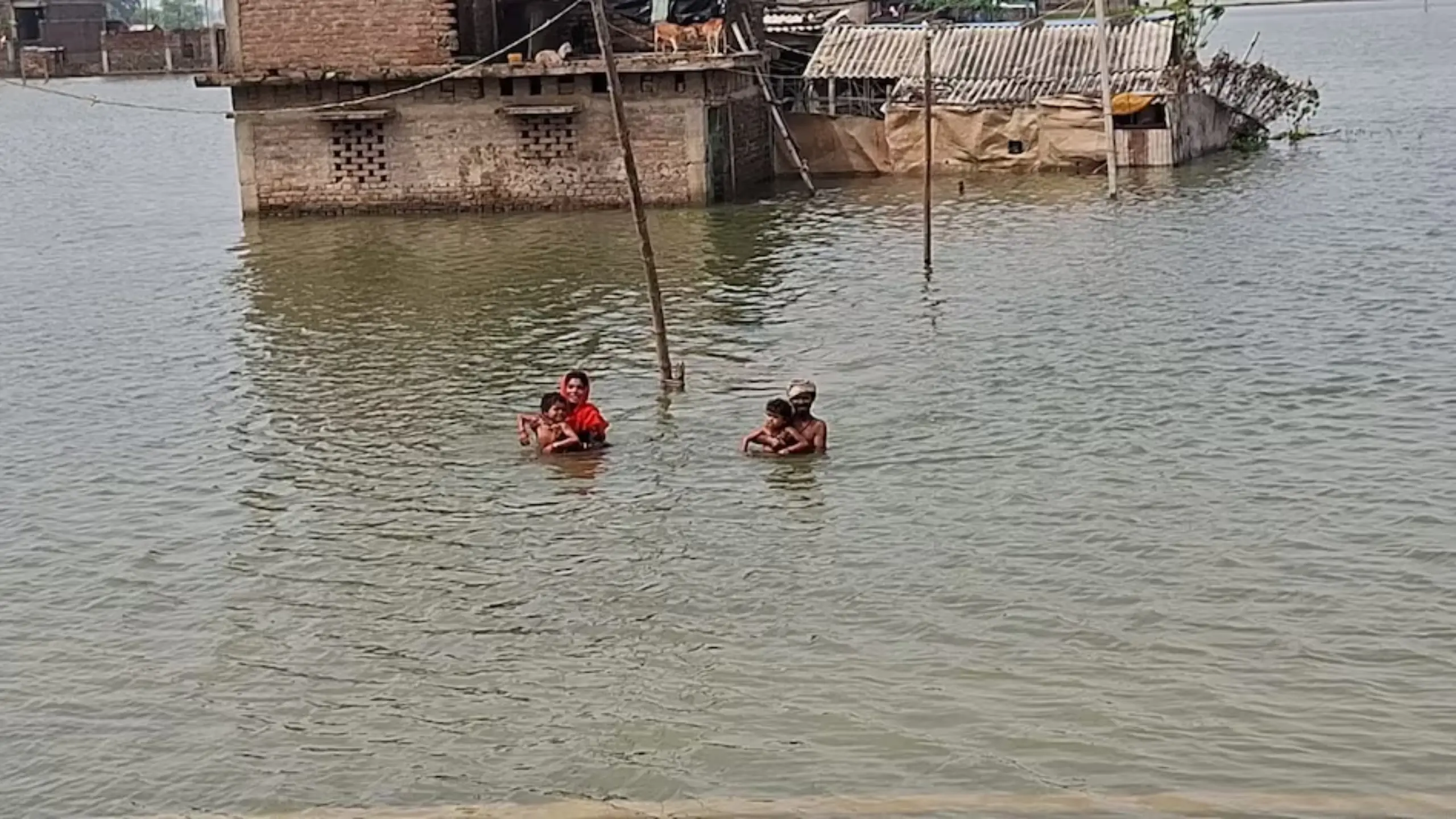 Patna में टूटा 10 साल का रिकॉर्ड, Bihar के 11 जिलों में बाढ़ का खतरा