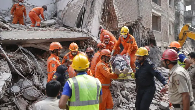 Satya Niketan Building Collapse में 7 लोगों की मौत, 12 लोगों को किया गया Rescue