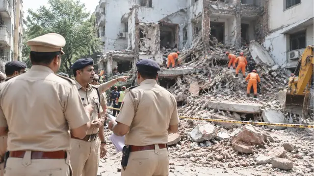 Satya Niketan Building Collapse मामले में MCD के 5 अधिकारी सस्पेंड