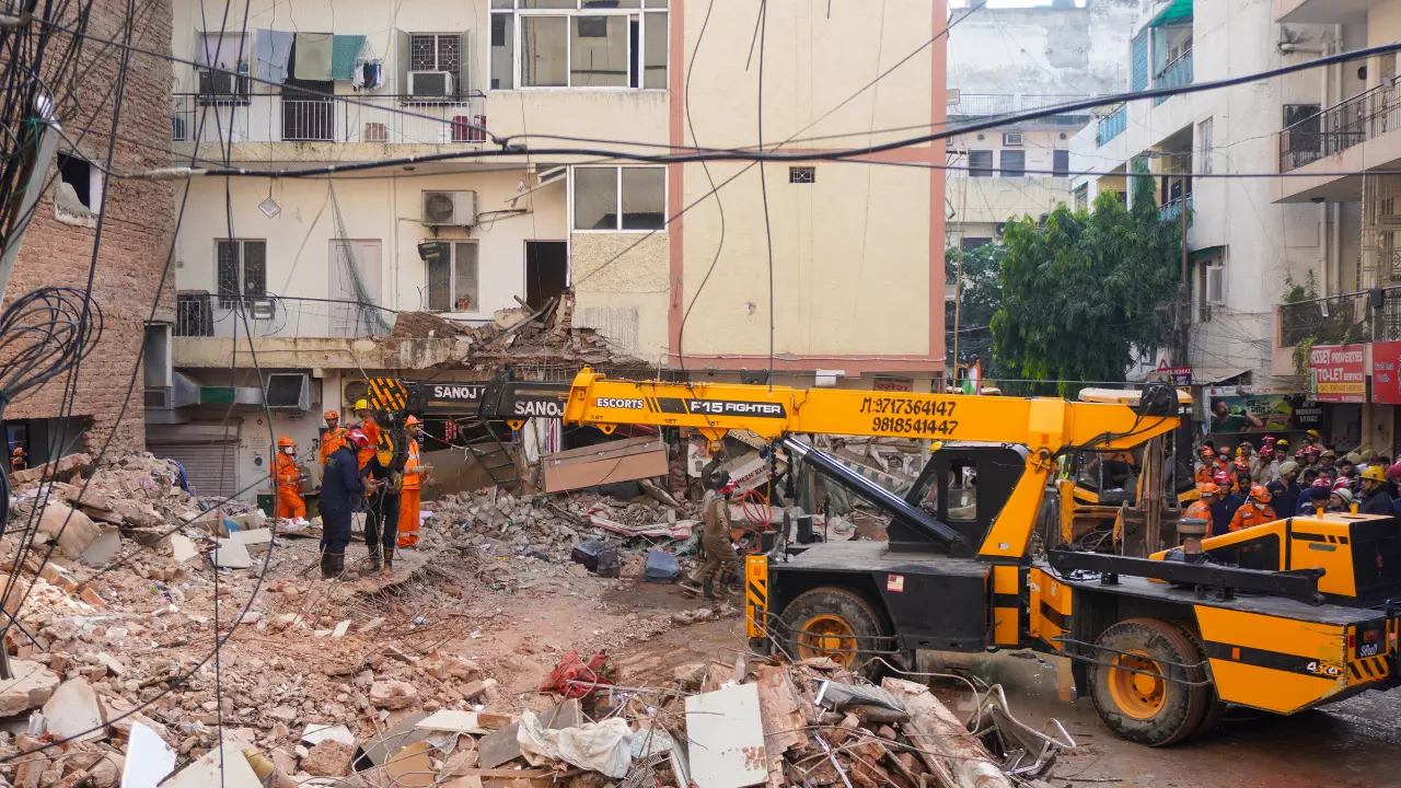 Delhi Building Collapse: PG मालिक दंपति जेल भेजे गए, बेटे से पूछताछ जारी