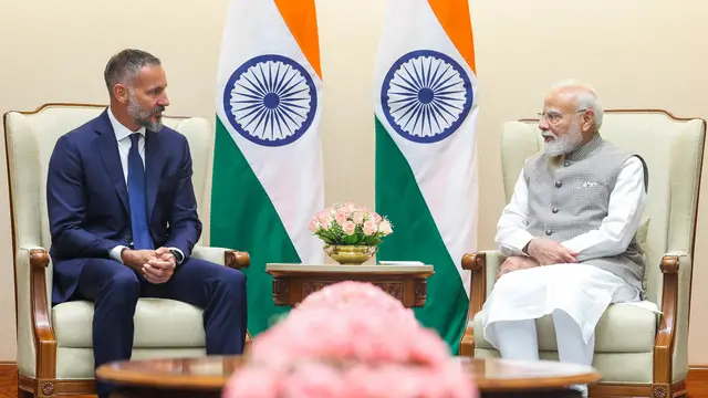 PM Modi और Prince Rahim Aga Khan V की मुलाकात, विकास के मुद्दों पर हुई बातचीत
