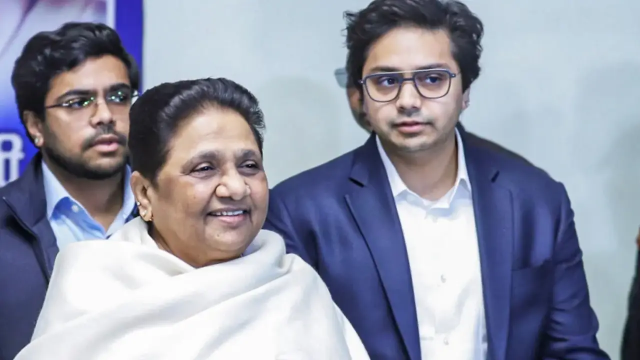 Akash Anand के फोन पर Mayawati का खुलासा, बीमारी की खबरों को बताया गलत