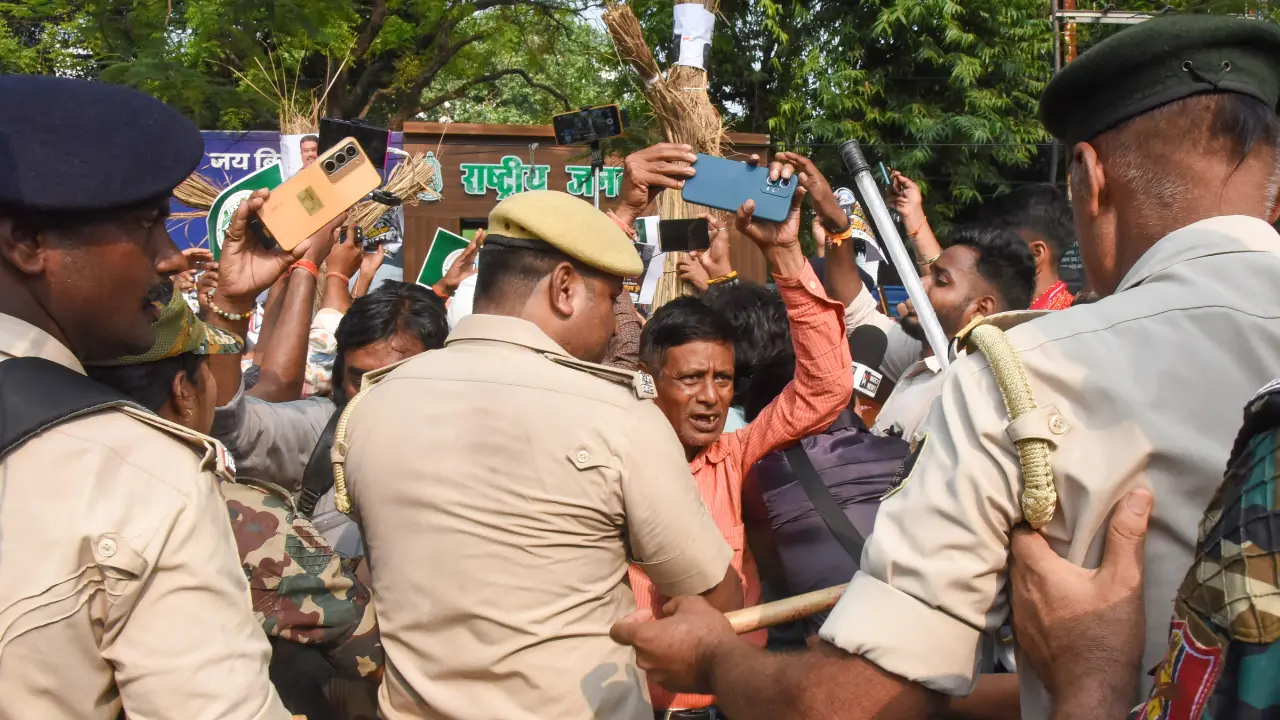 Patna Protest: परीक्षा विवाद पर पटना में प्रदर्शन, छात्रों और पुलिस के बीच तनाव