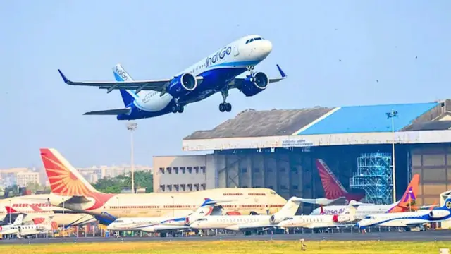 देशभर में 8 महीने में घटे हवाई यात्री, 2 करोड़ लोग Flight Delay से परेशान: DGCA