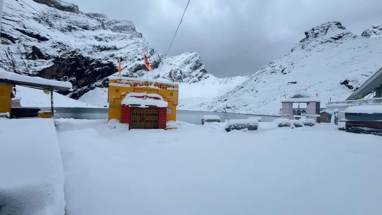 Uttrakhand के चमोली में Snowfall, हेमकुंड साहिब बर्फ की चादर से ढका