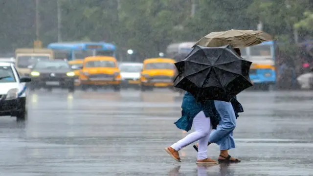 दिल्ली-यूपी समेत उत्तर भारत में भारी जोरदार बारिश, उत्तराखंड में रेड अलर्ट
