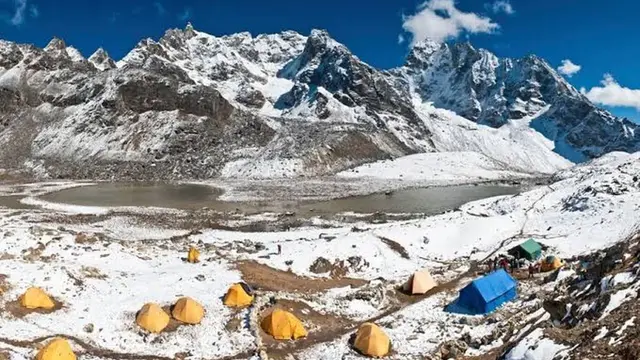 नेपाल में हिमलुंग हिमाल बेस कैंप पर Avalanche, 10 लोग लापता