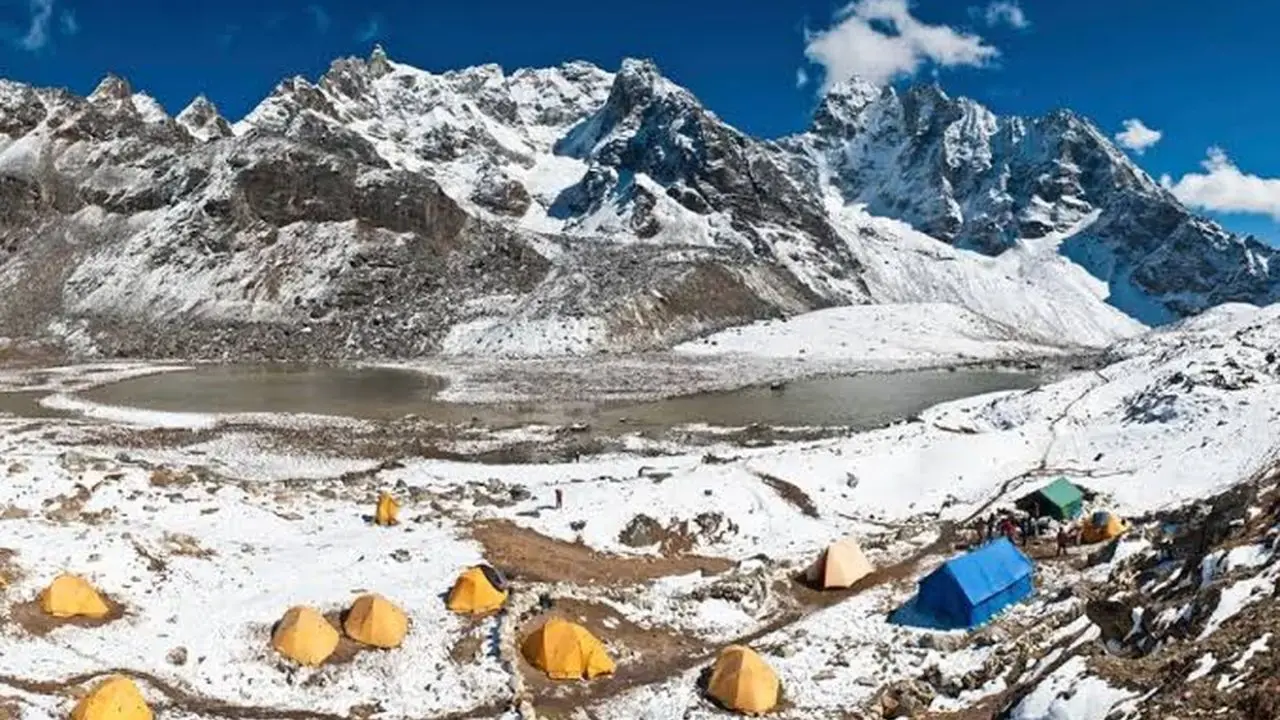 नेपाल में हिमलुंग हिमाल बेस कैंप पर Avalanche, 10 लोग लापता