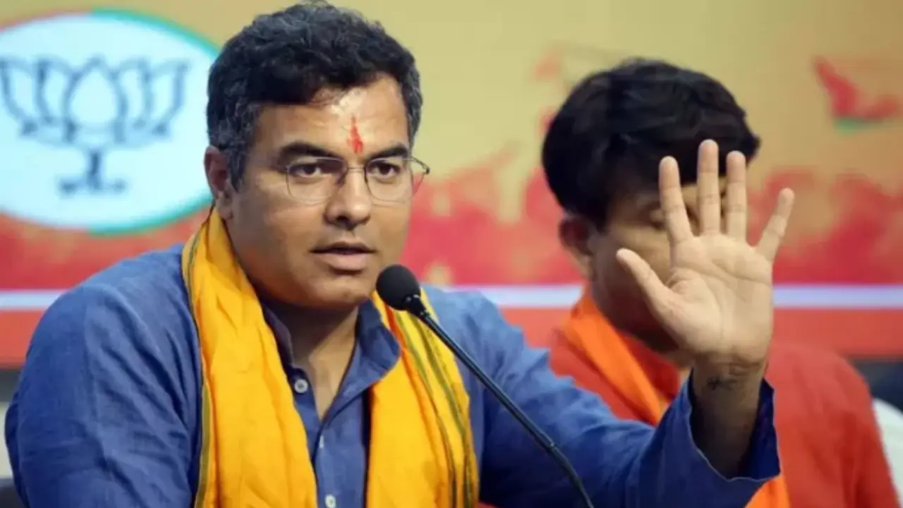 सवाल पूछने वाले युवक को प्रवेश वर्मा ने मारा थप्पड़, AAP ने वीडियो शेयर किया