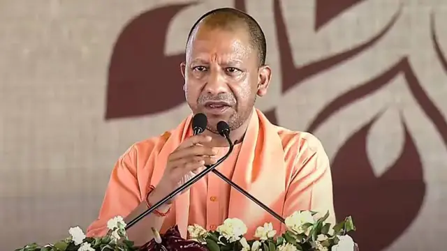 1 लाख विद्यार्थियों को CM Yogi ने दी Study Table